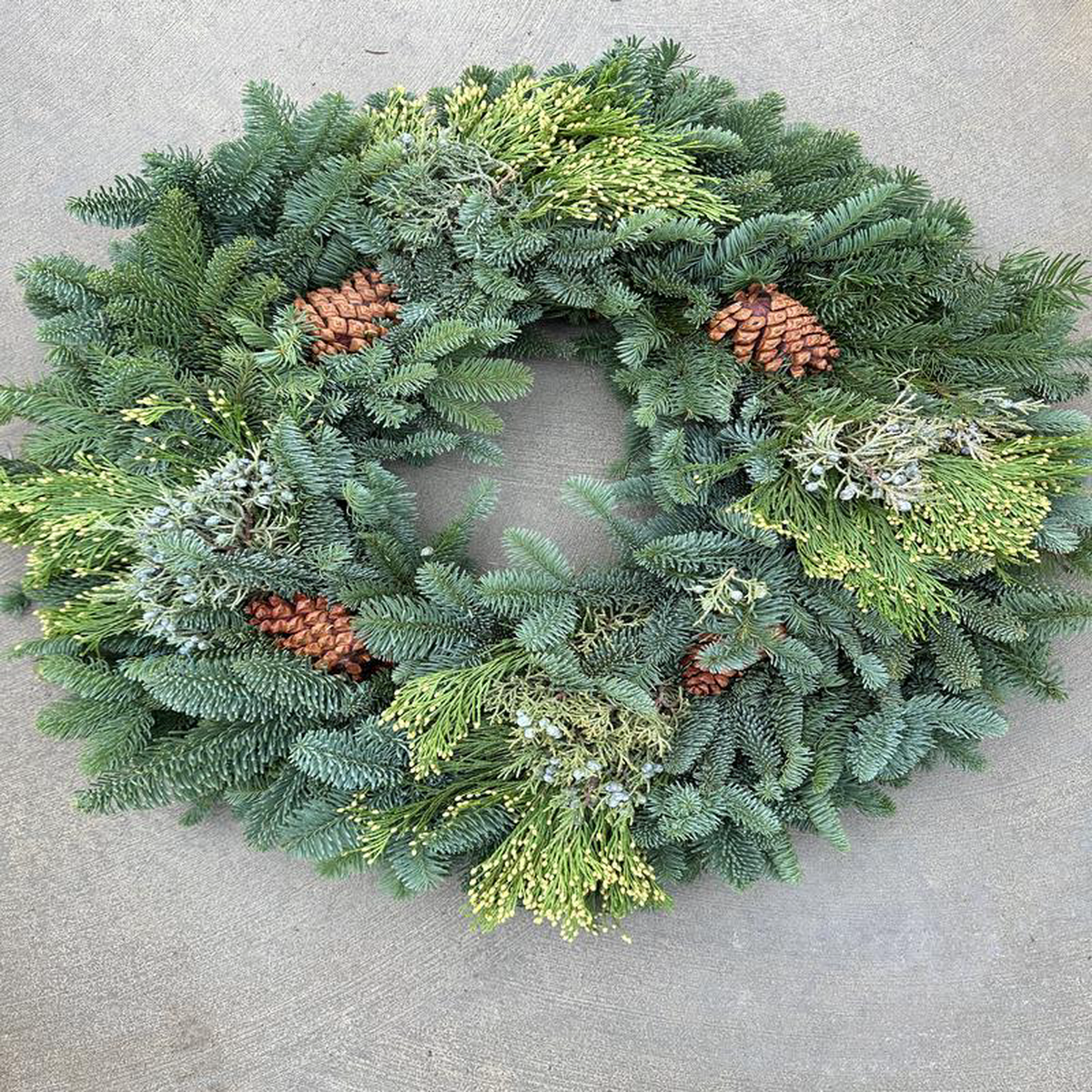20 Mixed Evergreen Wreath with Cones (Xmas)